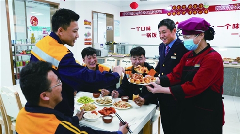 “次守护者”们让乘务员吃上可口饭菜